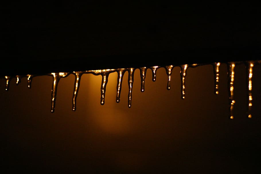 macro, ghiacciolo, controluce, avvicinamento, nessuno, sospeso, di fila, acqua, far cadere, bagnato, notte, natura, in casa, illuminato, buio, pioggia, temperatura fredda, copia spazio, concentrarsi sulle conoscenze acquisite, Marrone, sfondo nero, fusione, 2K