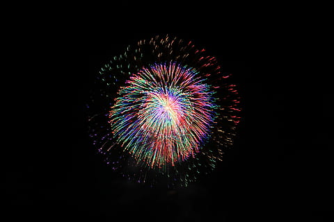 baix, foto d'angle, groc, rosa, blau, focs artificials, angle baix, foto, rosa i blau, nit, explosió, celebració, multicolor, color negre, foc - fenomen natural, resum, fons, brillant, exhibició de focs artificials, vermell, fosc, colors, color vibrant, focs artificials - objecte fet per l'home, fons negre, cap gent, tir de l'estudi, il·luminat, moviment, còpia espai, naturalesa, cultura i entreteniment artístic, exposició llarga, esdeveniment, vista d’angle baix, llum, cel, 1080P, CC0, domini públic, lliure de regalies