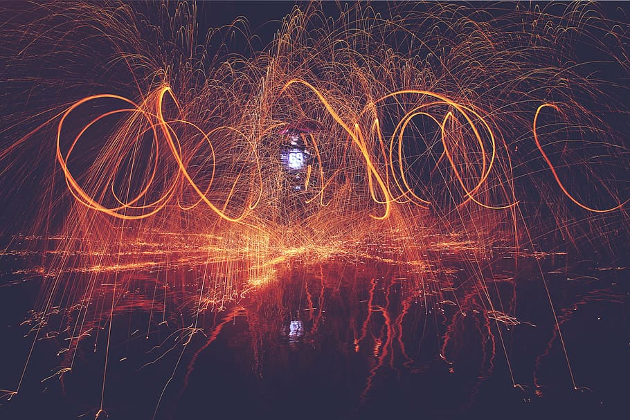 vermell, groc, exhibició de focs artificials, taronja, llums, foc, espurna, flama, foguera, gent, home, fosc, nit, platja, exposició llarga, reflexió, il·luminat, cap gent, moviment, a l'aire lliure, primer pla, naturalesa, moviment borrós, brillant, llana de filferro, llum, espurnes, pintura de llum, creativitat, girant, celebració, color taronja, esdeveniment, llum - fenomen natural, patró, focs artificials, 4K