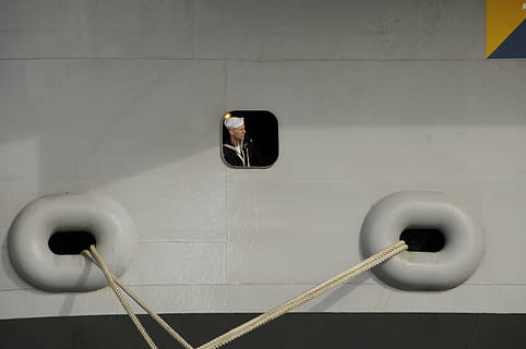 marinaio, osservando, ormeggio, Linee, nave, corde, visualizzazione, oblò, porto, tecnologia, connessione, in casa, nessuno, architettura, comunicazione, struttura costruita, caratteristica della parete, avvicinamento, tecnologia wireless, giorno, ombra, Colore bianco, cavo, telefono, Inquadratura dal basso, parlando, natura, grigio, 4K, CC0, dominio pubblico, privo di copyright