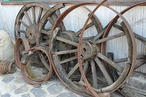Wagenrad, Dinge, Hintergrund, alt, hölzern, Rad, rostig, Metall, Transport, verlassen, keine Leute, obsolet, Kreis, Geometrische Figur, Ablehnen, Holz - Material, Transportmittel, Verschlechterung, heruntergewirtschaftet, Tag, verwittert, beschädigt, draußen, Reifen, 5K, CC0, gemeinfrei, lizenzfrei