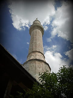mesquita, mostar, mesquita a mostar, estructura, famós, històric, religiós, islàmic, minaret, referència, núvols, cel, vista d’angle baix, arquitectura, estructura construïda, núvol - cel, exterior de l'edifici, naturalesa, planta, torre, cap gent, dia, història, edifici, alta - alta, el passat, turisme, destinacions de viatge, viatjar, arbre, a l'aire lliure, columna arquitectònica, lloc de culte, 2K, CC0, domini públic, lliure de regalies