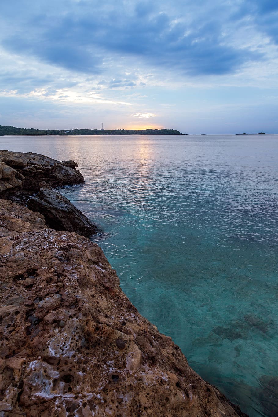 platja, aigües blaves, núvols, alba, vespre, illa, paisatge, oceà, a l'aire lliure, reflexió, rock, roques, sorra, mar, paisatge marí, vora del mar, cel, estiu, sol, sortida del sol, posta de sol, viatjar, aigua, escenics - natura, bellesa a la natura, núvol - cel, tranquil·litat, escena tranquil·la, terra, escena no urbana, idíl·lic, cap gent, rock - object, horitzó, naturalesa, sòlid, horitzó sobre l’aigua, litoral rocós, 5K