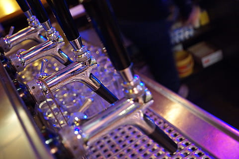 fotografia em close-up, cinzento, inoxidável, dispensador de bebidas em aço, bar, Barra, toque, Cerveja, taberna, fechar-se, dentro de casa, ninguém, metal, cultura artística e entretenimento, música, instrumento musical, tecnologia, foco seletivo, máquinas, instrumento de bronze, focar em primeiro plano, equipamentos de fabricação, ainda vida, equipamento, geração de combustível e energia, botão, viagem, único objeto, conexão, 5K, CC0, domínio público, royalty free