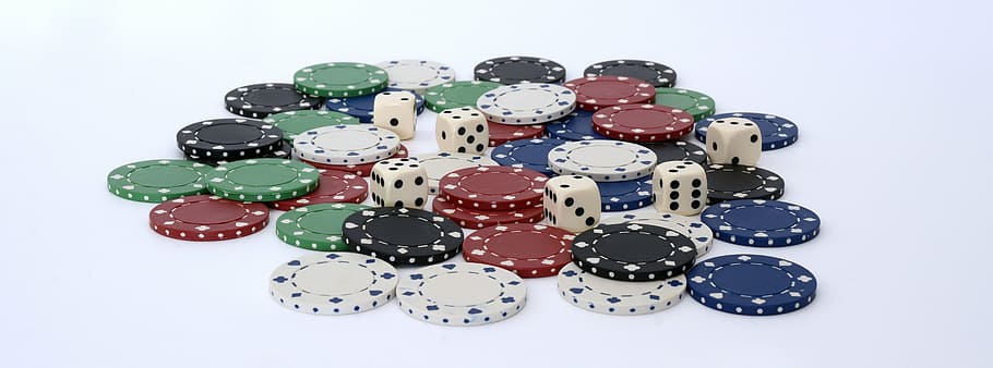 diverses fitxes de pòquer, cub, joc, sort, jugar, gesellschaftsspiel, pagar, velocitat instantània, craps, guanyar, quadrat, punts, aleatòria, xips, vermell, blau, verd, blanc, negre, valor, benefici, números d'ulls, Gamecube, fons blanc, tir de l'estudi, cap gent, fons, multicolor, primer pla, dia, cultura i entreteniment artístic, gran grup d'objectes, abundància, pila, a l'interior, tallar, elecció, variació, fons de colors, oportunitat, directament a sobre, xip de joc, forma geomètrica, forma, 5K