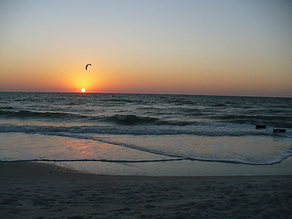 solnedgang, windsurfer, strand, hav, natur, vand, himmel, bølge, skumring, kystlinje, horisont over vand, horisont, scenics - natur, skønhed i naturen, jord, orange farve, skyfri himmel, flyvende, bevægelse, fugl, sport, ro, kopiere plads, udendørs, 2K, CC0, offentligt domæne, royaltyfrie