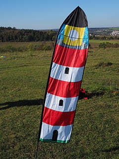 větrná korouhvička, vlajka, maják, senzor směru větru, směr větru, měřicí prvek, měření, měření směru větru, tráva, nikdo, den, venku, modrý, nebe, rostlina, pole, Příroda, přistát, patriotismus, životní prostředí, slunečního světla, krajina, pruhovaný, stín, scenics - příroda, zelená barva, nezávislost, 4K, CC0, veřejná doména, bez autorských práv