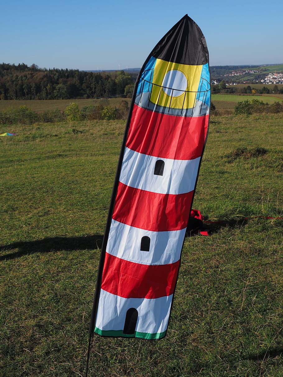 paleta de vent, bandera, far, sensor de direcció del vent, direcció del vent, element de mesura, mesura, mesura de la direcció del vent, herba, cap gent, dia, a l'aire lliure, blau, cel, planta, camp, naturalesa, terra, el patriotisme, medi ambient, llum solar, paisatge, ratlles, ombra, escenics - natura, color verd, independència, 4K