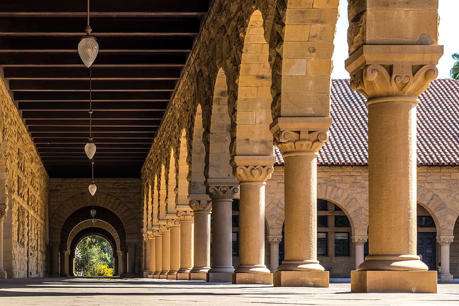 baix, fotografia d'angle, passadís, concret, columnes, edifici, arquitectura, columna, pilar, arc, pedra, rock, ombra, llum solar, sala, llum, sostre, universitat, stanford, estructura construïda, el passat, història, columna arquitectònica, exterior de l'edifici, destinacions de viatge, religió, cap gent, vista d’angle baix, lloc de culte, creença, viatjar, antic, dia, en fila, columnata, espiritualitat, civilització antiga, ornamentat, 5K