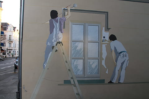 animiert, Person Malerei Wand, Graffiti, Maler, Fenster, Rückansicht, Erwachsene, drinnen, Besetzung, Männer, Zerstörung, die Architektur, echte Menschen, gebaute Struktur, Gebäude, Menschen, Lebensstile, Gebäudehülle, Stehen, zwei Menschen, Kleidung, in voller Länge, Legere Kleidung, Freizeitbeschäftigung, Gehen, Stadt, 5K, CC0, gemeinfrei, lizenzfrei