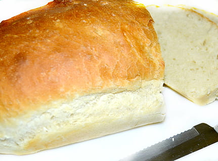 brød, matlaging, bakeri, fersk, hjemmelaget, mat, bakt, mel, baking, bolle, spiser, måltid, hel, sunn, naturlig, friskhet, næringsrik, ernæring, deig, hjem, kjøkken, frokost, lunsj, middag, kveldsmat, hvit, bord, korn, mat og Drikke, nærbilde, innendørs, stilleben, tallerken, klar til å spise, ingen folk, velvære, kjøkkenredskap, melkeprodukt, overbærenhet, søt mat, husholdningsutstyr, hvit bakgrunn, fransk mat, loff, matbit, 2K, CC0, offentlig domene, opphavsrett gratis