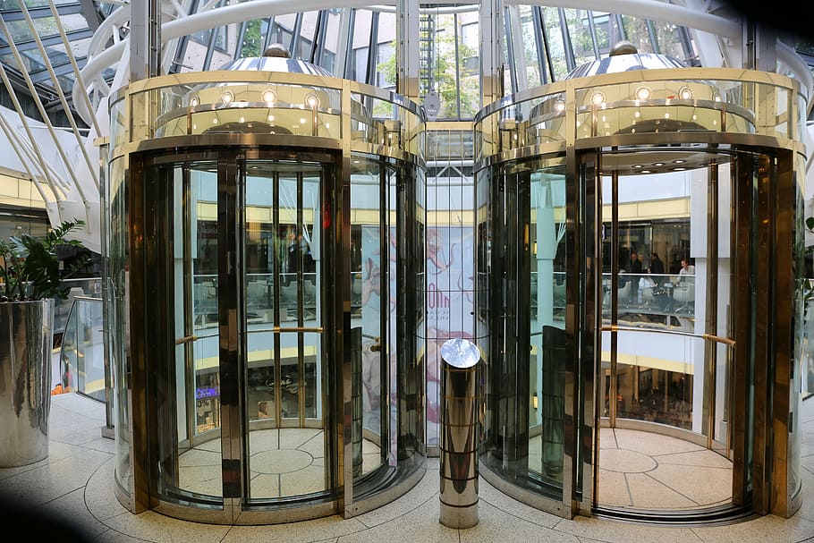 elevatorer, glas, indkøbscenter, vindue, glas - materiale, arkitektur, gennemsigtig, dag, bygget struktur, afspejling, ingen mennesker, bygning udvendig, by, udendørs, transportform, offentlig transport, bygning, transportmidler, jernbanetransport, indgang, gade, 5K