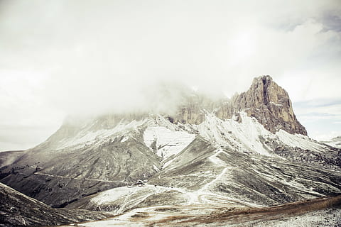 braun, Berg, bedeckt, Nebel, Hochland, Wolke, Himmel, Gipfel, Grat, Landschaft, Natur, Tal, draussen, Reise, Aussicht, Tag, draußen, keine Leute, Nahansicht, Szenen - Natur, Schnee, wolke - himmel, Umgebung, Winter, kalte Temperatur, Schönheit in der Natur, Gebirge, schneebedeckter Berg, Ruhe, ruhige Szene, extremes Gelände, dramatische Landschaft, Formation, 4K, CC0, gemeinfrei, lizenzfrei
