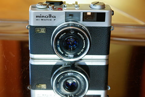 camera, former, minolta, technology, photography themes, close-up, single object, indoors, camera - photographic equipment, no people, lens - optical instrument, photographic equipment, retro styled, antique, text, nostalgia, still life, western script, number, analog, focus on foreground, old, digital camera, 2K, CC0, public domain, royalty free