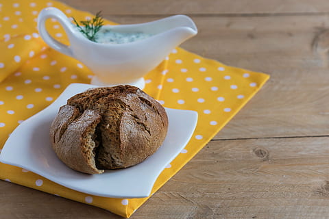 muffin, brød, morgenmad, sprød, yoghurt, sovs, spise, mad, bagt, ruller, dild, dessert, friskhed, gourmet, træ - materiale, bord, bageri, snack, hjemmelavet, Brun, forfriskning, mad og drikke, indendørs, stilleben, tæt på, velvære, fokus på forgrunden, ingen mennesker, sund kost, klar til at spise, høj vinkel visning, skive, overbærenhed, måltid, fristelse, 2K, CC0, offentligt domæne, royaltyfrie