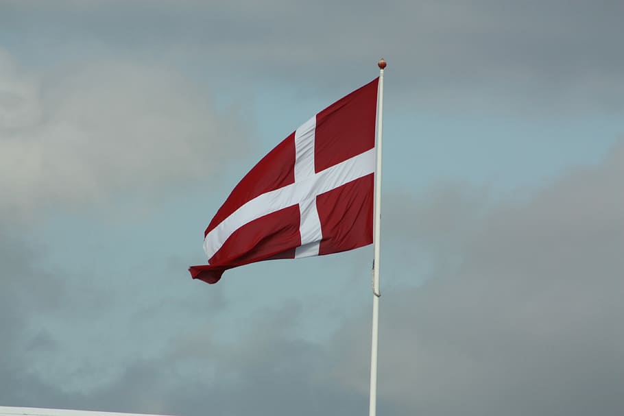 dannebrog, núvols, Dinamarca, cel, setembre, bandera, asta de bandera, el patriotisme, vermell, cap gent, dia, vista d’angle baix, núvol - cel, vent, naturalesa, medi ambient, pol, Color blanc, a l'aire lliure, ratlles, forma, agitant, emoció, llibertat, icona nacional, 4K