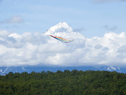 Himmel, Wolken, Drachen, Flug, Höhe, Vulkan, Wald, Freifläche, hochfliegend, Wind, wolke - himmel, fliegend, Umgebung, Szenen - Natur, Schönheit in der Natur, Pflanze, Berg, Baum, Natur, Tag, ruhige Szene, in der Luft, Nicht-städtische Szene, keine Leute, Ruhe, Landschaft, Luftfahrzeug, Transport, grüne Farbe, 1080P, CC0, gemeinfrei, lizenzfrei