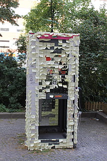 postit, 베를린, 전화 부스, 노트, 나무, 아무도, 일, 옥외, 내장 구조, 건물 외장, 식물, 건축물, 자연, 성장, 나무 재료, 앞 또는 뒤뜰, 건물, 채색, 입구, 공원, 집, 잔디, 스택, 햇빛, 4K, CC0, 공개 도메인, 로열티 무료