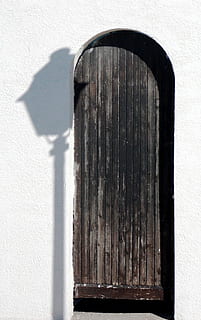 stín, zeď, dveře, světlo, bílé zdi, staré dveře, slunečního světla, stavba, den, nikdo, nástěnný prvek, architektura, detail, Příroda, dřevo - materiál, okno, venku, kov, exteriér budovy, texturou, vzor, sklenka, jeden objekt, zaměřit se na stín, 1080P, CC0, veřejná doména, bez autorských práv