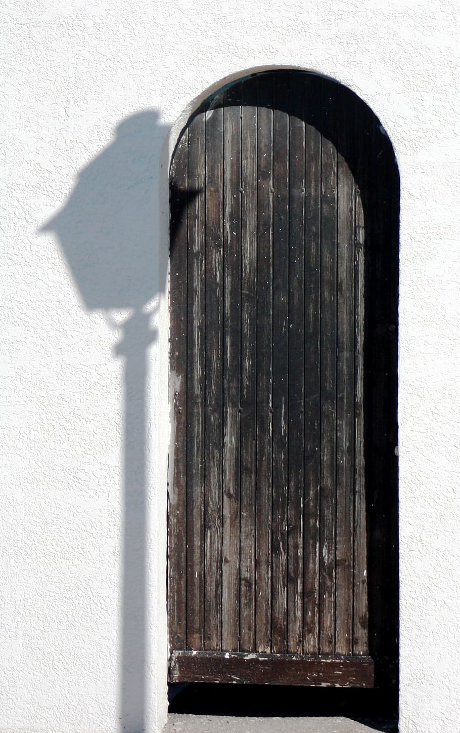 stín, zeď, dveře, světlo, bílé zdi, staré dveře, slunečního světla, stavba, den, nikdo, nástěnný prvek, architektura, detail, Příroda, dřevo - materiál, okno, venku, kov, exteriér budovy, texturou, vzor, sklenka, jeden objekt, zaměřit se na stín, 1080P