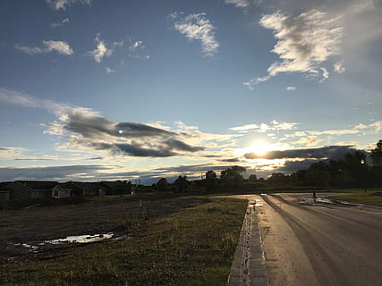 apus de soare, copaci, nori, set de soare, cer, baltă, amurg, natură, soare, peisaj, vară, în aer liber, seară, nor - cer, transport, drum, lumina soarelui, scenice - natura, rază de soare, mediu inconjurator, calea de urmat, arhitectură, direcţie, frumusețe în natură, oraș, nici o persoana, lentila flacara, exteriorul clădirii, luminos, 4K, CC0, domeniu public, fără drepturi de autor