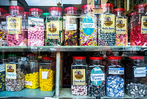 bottiglie di vetro assortite, caramella, finestra, killarney, Irlanda, scelta, variazione, Al dettaglio, contenitore, testo, in vendita, comunicazione, sceneggiatura occidentale, grande gruppo di oggetti, cibo e bevande, nessuno, multicolore, memorizzare, trasparente, vaso, preparativi, vetro - materiale, cibo, abbondanza, esposizione al dettaglio, saldi, ordine, 2K, CC0, dominio pubblico, privo di copyright