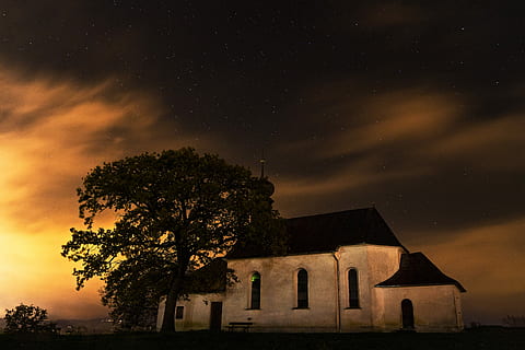 Silhouette, Baum, Vorderseite, Haus, golden, Stunde, Hausfront, goldene Stunde, Sonnenuntergang, die Architektur, dunkel, Nacht-, Dämmerung, Himmel, wolke - himmel, keine Leute, Dramatischer Himmel, draußen, gebaute Struktur, Gebäudehülle, gruslig, Stern - Raum, Astronomie, Platz, Pflanze, Natur, Sternfeld, Gebäude, Anbetungsstätte, Star, Szenen - Natur, Religion, Schönheit in der Natur, Weltraum und Astronomie, 5K, CC0, gemeinfrei, lizenzfrei