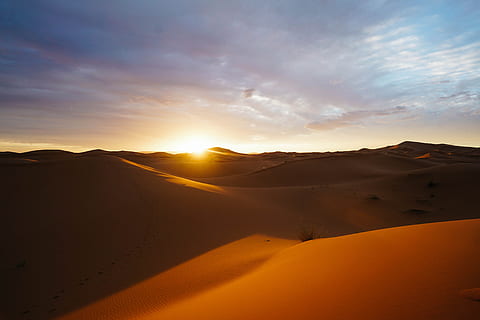 zonsondergang in de sahara, zonsopgang op dessert, zonsondergang, Sahara, woestijn, dor, wolk, hemel, duin, zandduin, natuur, zand, landschap, droog, Vakantiebestemmingen, buitenshuis, schoonheid in de natuur, geen mensen, Sahara woestijn, berg-, droog klimaat, zonlicht, extreem terrein, zon, milieu, scenics - natuur, wolk - lucht, land-, kalmte, dramatische hemel, reizen, klimaat, vrijheid, Lens flare, rondrit, 5K, CC0, publiek domein, royaltyvrij