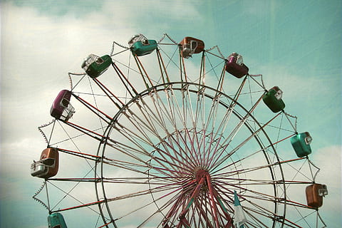 rojo, verde, ferris, rueda, claro, azul, cielo, rueda de la fortuna, paseo en el parque de diversiones, parque de atracciones, divertido, carnaval itinerante, hilado, al aire libre, culturas, destinos de viaje, vacaciones, nadie, cultura de las artes y entretenimiento, carnaval, naturaleza, circulo, forma geometrica, metal, vista de ángulo bajo, día, actividad de ocio, forma, arquitectura, 1080P, CC0, dominio público, libre de derechos