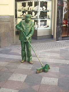 escultura, madrid, estátua, cor verde, dia, ninguém, material de limpeza, vassoura, arquitetura, limpeza, exterior do edifício, trilha, ao ar livre, pavimento, calçada, cidade, estrutura construída, piso frio, comprimento total, representação humana, arte e Artesanato, 2K, CC0, domínio público, royalty free