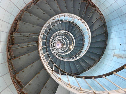 alto, foto ad angolo, scala a chiocciola, fotografia, mare, faro, oceano, lato, atlantico, Francia, scala, architettura, spirale, gradini e scale, vista dall'alto, cerchio, ringhiera, struttura costruita, modello, in casa, giorno, forma geometrica, nessuno, forma, direttamente sotto, direttamente sopra, turbine, design, 2K, CC0, dominio pubblico, privo di copyright
