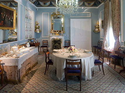 runde 5- stykke spisning, 5 dele, sæt, spisestue, romantisk, miljø, bord, lys, belyst, dekoration, barok, spise, borgerlig, lysestage, luksus, restaurant, elegance, aftensmad, indretning, spisning, fest, sæde, stol, indendørs, møbel, belysningsudstyr, forretning, ingen mennesker, fravær, rigdom, arkitektur, dug, sted indstilling, husholdningsudstyr, elektrisk lampe, mad og drikke, indstilling, glas, flisebelagt gulv, 2K, CC0, offentligt domæne, royaltyfrie