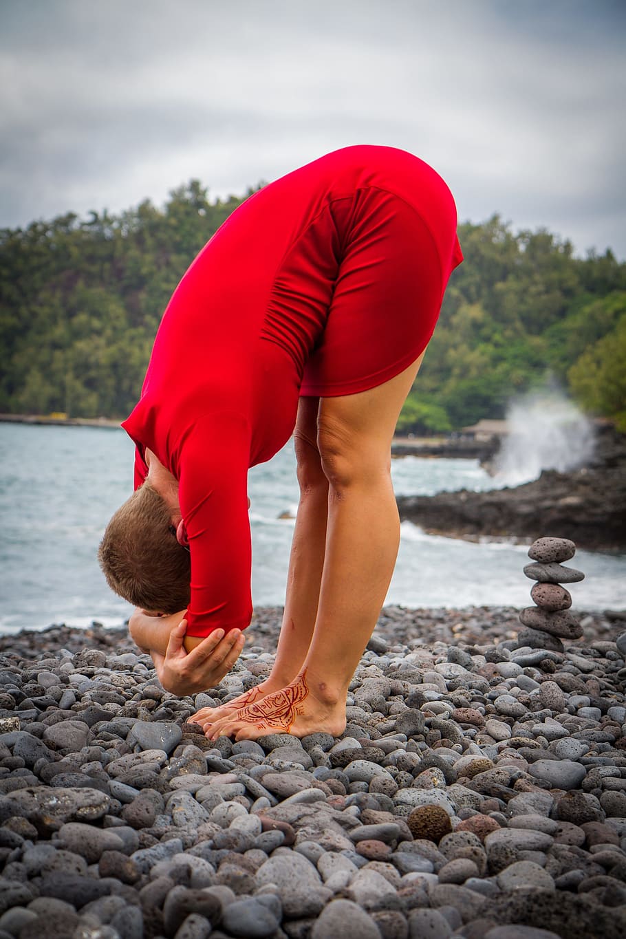 chakra, ioga, vermell, plec cap endavant, platja de rock negre, hawaii hana bay, chakra de l'arrel, sòlid, rock, aigua, una persona, estils de vida, rock - object, exercici, longitud completa, activitat d'oci, persones reals, vista lateral, adult, estil de vida saludable, pedra - objecte, naturalesa, equilibri, flexió, 5K