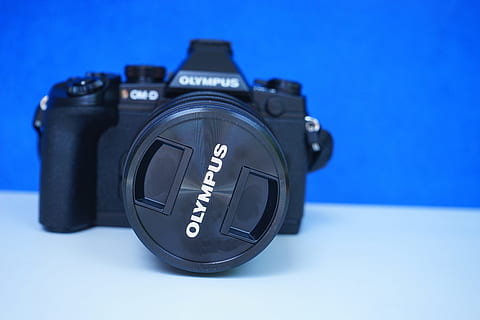 olympus, digitální fotoaparát, Fotoaparát, fotografování, výrobce, fotografie, e-m1, fotoaparát - fotografické vybavení, objektiv - optický přístroj, fotografická témata, slr fotoaparát, zařízení, fotografické vybavení, technologie, jeden objekt, závěrky, Černá barva, modrý, nikdo, studio shot, uvnitř, detail, barevné pozadí, kopie prostor, číslo, sport, stálý život, modré pozadí, ocel, 5K, CC0, veřejná doména, bez autorských práv