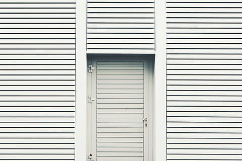 porta di legno bianca, architettura, costruzione, infrastruttura, bianca, parete, finestra, sfondi, legno - materiale, modello, struttura costruita, fotogramma intero, esterno dell'edificio, nessuno, chiuso, sicurezza, protezione, giorno, porta, vita privata, Entrata, Colore bianco, otturatore, all'aperto, box auto, 4K, CC0, dominio pubblico, privo di copyright