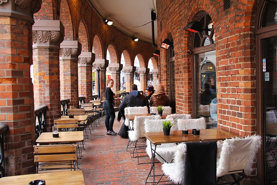 mennesker, entre, stole, tabeller, dinning, smukt sted, by, charmerende, mursten, rejse, norsk mad, oslo, norge, Europa, skandinavien, herrer, voksen, arkitektur, rigtige mennesker, forretning, murstens væg, sæde, sidder, indendørs, bord, Kvinder, restaurant, stol, fuld længde, livsstil, fritidsaktivitet, belysningsudstyr, 2K