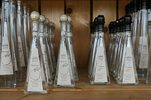 brandy, alkohol, dryck, flaskor, inomhus, vetenskap, trämaterial, utbildning, inget folk, glas - material, forskning, sjukvård och medicin, laboratorium, kemi, behållare, flaska, transparent, tabell, fortfarande liv, laboratorieglas, kommunikation, bioteknik, provhållare, 5K, CC0, offentligt domän, royaltyfria