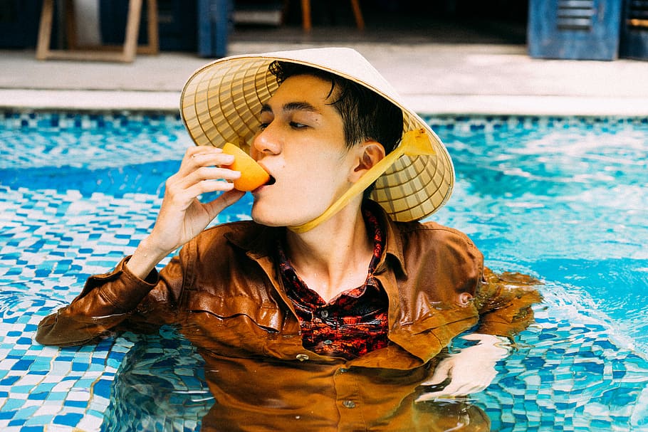 mand, iført, Brun, kjole skjorte, pool, dagtimerne, orange, vand, varme, hed, sommer, våd, svømning, blå, klar, mønster, flise, fotografering, model, ansigt, hat, svømmepøl, tøj, en person, voksen, solhat, Kvinder, dag, natur, portræt, ung voksen, fritidsaktivitet, hovedskud, udendørs, lempelse, luksus, 5K
