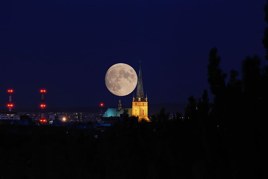 måne, udsigt, panorama, arkitektur, himmel, by, panorama af byen, landskab, Polen, natur, bygning, nat, belyst, ingen mennesker, udendørs, fuldmåne, kopiere plads, bygning udvendig, plads, bygget struktur, cirkel, scenics - natur, astronomi, træ, mørk, planetmåne, rum og astronomi, 2K