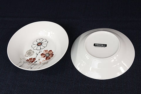 plato, blanco, puro, vajilla, mesa, porcelana, adentro, naturaleza muerta, nadie, el color blanco, vista de alto ángulo, directamente arriba, foto de estudio, comida y bebida, circulo, bienestar, de cerca, fondo negro, comida, forma, forma geometrica, elección, frescura, ajuste, limpiar, 5K, CC0, dominio público, libre de derechos