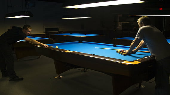 Billard, Schwimmbad, abspielen, Spiel, Sport, Tabelle, Erholung, Unterhaltung, Hobby, acht, Ball, Verein, Billardtisch, Männer, drinnen, Entspannung, Billard - Queuesport, poolball, spielen, Freizeitbeschäftigung, Pool Queue, Lichtanlage, Blau, Erwachsene, Freizeitspiele, junger Erwachsener, Menschen, Nacht-, Poolhalle, dunkel, elektrische Lampe, Nachtleben, Teenager, menschliches Gesicht, 1080P, CC0, gemeinfrei, lizenzfrei
