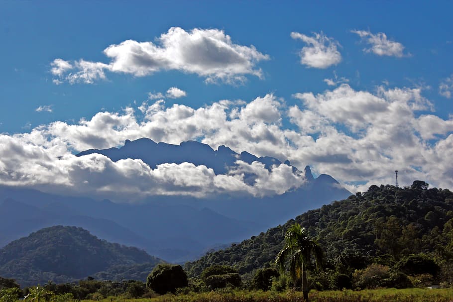 paisatge, muntanya, naturalesa, bosc, vista, pedra, arbres, verd, cel, cel blau, ceu, núvol, tarda, natural, plantes, parc, vegetació, núvols, medi ambient, camp, blau, campestre, rural, pastures, granja, redneck, roça, lloc, pau, paradís, interior, Brasil, guapimirim, benestar, tranquil·litat, turisme, ruta, vacances, viatjar, vegetació tropical, la serra dos òrgans, dit de déu, núvol - cel, escenics, bellesa a la natura, escenics - natura, escena tranquil·la, arbre, planta, cap gent, dia, escena no urbana, idíl·lic, a l'aire lliure, Serra, vista d’angle baix, cim de muntanya, 2K