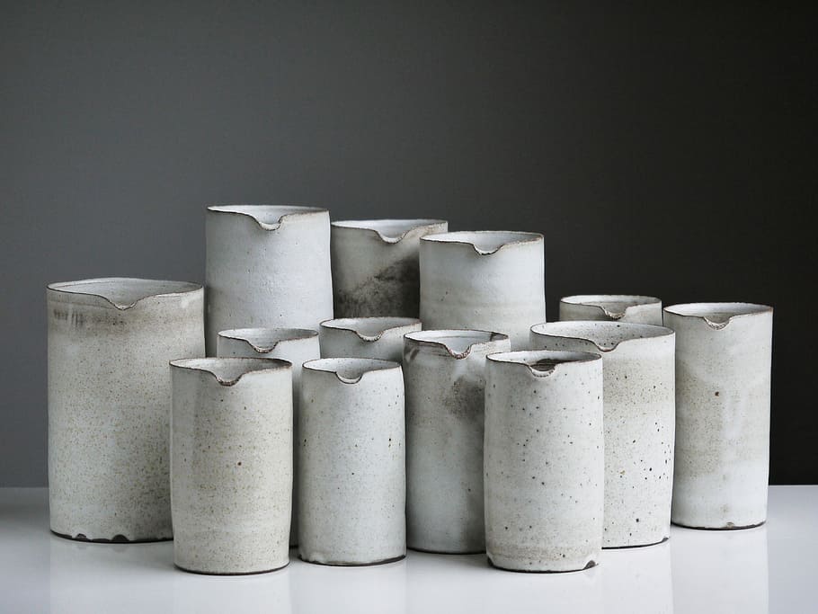 bílý, keramický, váza hodně, váza, džbány, hrnčířství, plavidlo, kámen, sbírka, minimalismus, bobo, shoreditch, umělec, výrobce, studio shot, uvnitř, stálý život, nikdo, bílá barva, šedá, skupina objektů, jídlo a pití, zásobník, velká skupina objektů, šedé pozadí, černé pozadí, papír, kopie prostor, objednat, kontejner, hojnost, barevné pozadí, uspořádání, detail, stříbrné barvy, 4K