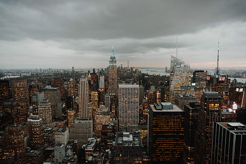 antenni, valokuva, korkea, nousevat rakennukset, valokuvaus, kaupunkirakennukset, kaupunki, rakennus, pilvinen, pilvi, myrsky, valo, ikkuna, siluetti, hm, New York City, New York, NYC, arkkitehtuuri, rakennuksen ulkoa, rakennettu rakenne, taivas, pilvi - taivas, kaupunkikuvan, pitkä - korkea, toimistorakennuksen ulkoa, pilvenpiirtäjä, tungosta, matkakohteet, väkijoukko, torni, moderni, asuinalueella, luonto, ulkona, rahoitusalueella, 5K, CC0, public domain, rojaltivapaa