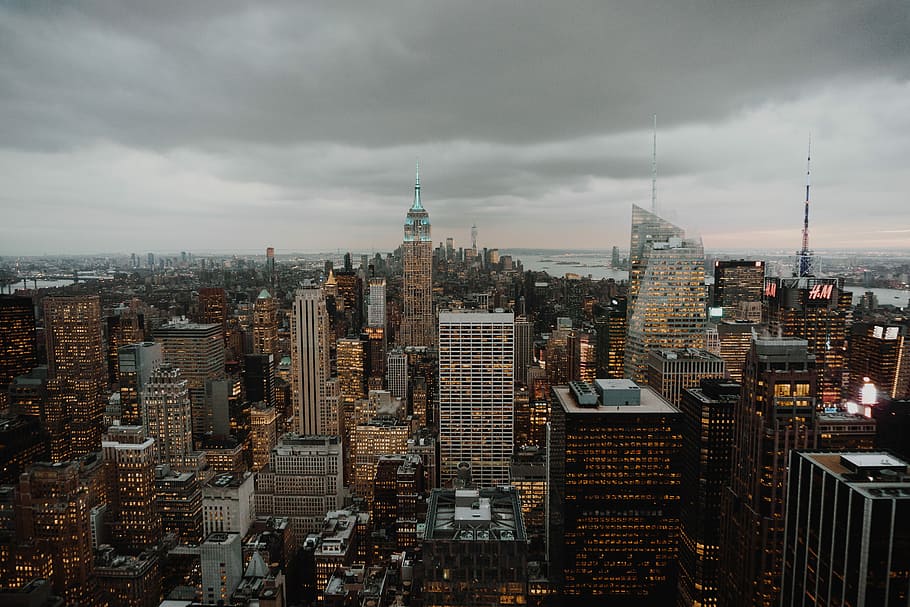 aèria, fotografia, alt, edificis elevats, edificis de la ciutat, ciutat, edifici, ennuvolat, núvol, tempesta, llum, finestra, horitzó, hm, nova York, new york, nyc, ny, arquitectura, exterior de l'edifici, estructura construïda, cel, núvol - cel, paisatge urbà, alta - alta, exterior d’edifici d’oficines, gratacels, ple de gent, destinacions de viatge, multitud, torre, modern, barri residencial, naturalesa, fletxa, a l'aire lliure, districte financer, 5K