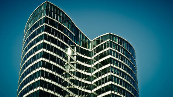 architettura, moderno, costruzione, grattacielo, facciata, grande città, edificio per uffici, città, Torre, crepuscolo, Düsseldorf, centro città, cielo, esterno dell'edificio, blu, struttura costruita, edificio per uffici esterno, ufficio, cielo sereno, attività commerciale, natura, nessuno, Inquadratura dal basso, soleggiato, vetro - materiale, distretto del centro, all'aperto, acciaio, lega, distretto finanziario, luminosa, 4K, CC0, dominio pubblico, privo di copyright