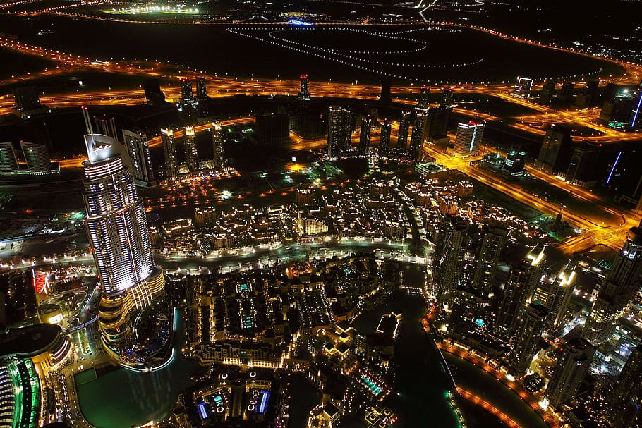 bird-eye, guarda la foto, grattacielo, edifici, notte, dubai, vista, illuminato, vita notturna, nessuno, paesaggio urbano, all'aperto, città, esterno dell'edificio, architettura, struttura costruita, vista dall'alto, costruzione, raggiante, giro del parco dei divertimenti, vista aerea, Parco divertimenti, alto - alto, edificio per uffici esterno, vita di città, distretto finanziario, 2K