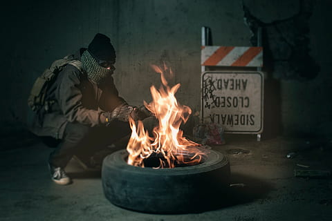 frio, pessoas, homem, sozinho, fogo, queimar, calor, roda, chama, placa, borda, ardente, fogo - fenômeno natural, comunicação, calor - temperatura, pessoas reais, uma pessoa, homens, movimento, texto, Exposição longa, natureza, ao ar livre, de pé, noite, comprimento total, arquitetura, fogueira, 4K, CC0, domínio público, royalty free