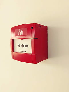 Červené, nouzový alarm, zeď, poplach, dům, oheň, oheň, varování, bílý, Dům, oheň, Varování, voda, tlačítko, bezpečnostní, nouzový, čas, číslo, nikdo, studio shot, uvnitř, detail, jeden objekt, bílé pozadí, nástěnný prvek, sdělení, kopie prostor, hodiny, stálý život, přesnost, bezpečnost, spojení, nástroj času, vystříhnout, 2K, CC0, veřejná doména, bez autorských práv