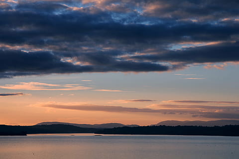 solnedgang, himmel, skyer, landskab, baggrundsbelysning, blå, baggrundsbillede, dybde, silhuet, strand, hav, Chiloé, sky - himmel, scenics - natur, skønhed i naturen, vand, bjerg, rolig scene, ro, natur, sø, ingen mennesker, idyllisk, miljø, dramatisk himmel, orange farve, ikke-urbane scene, bjergkæde, udendørs, romantisk himmel, 2K, CC0, offentligt domæne, royaltyfrie